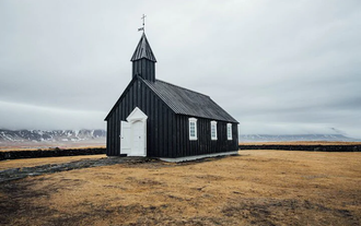 Den sorte kirke i Budir i det islandske landskab.