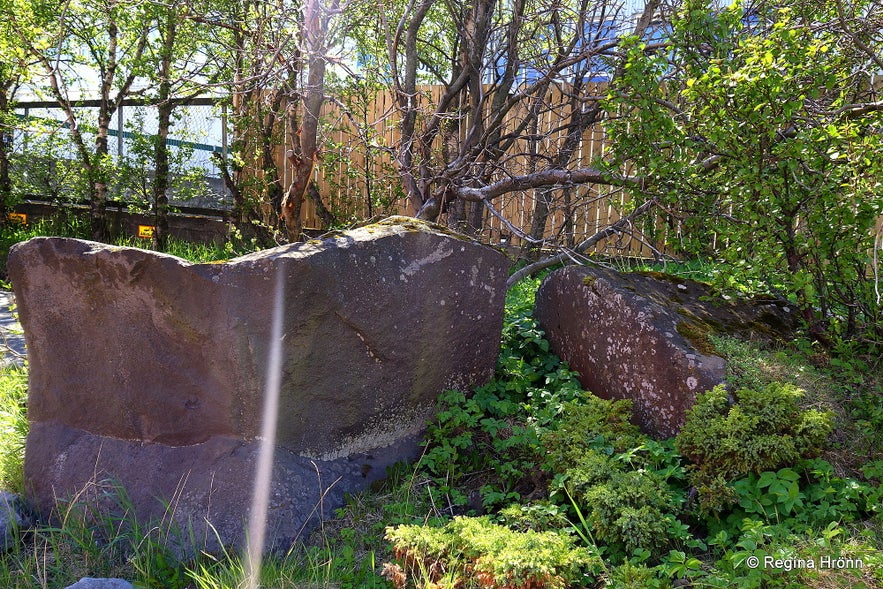 Huldumannssteinn í Reykjavík - The Elf Rock in Reykjavík, the Capital City of Iceland