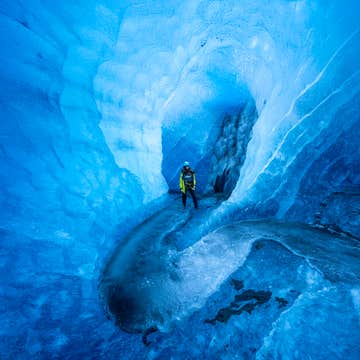 一生に一度は見てみたい冬だけの絶景!クリスタルブルーの氷の洞窟ツアー|氷河湖集合