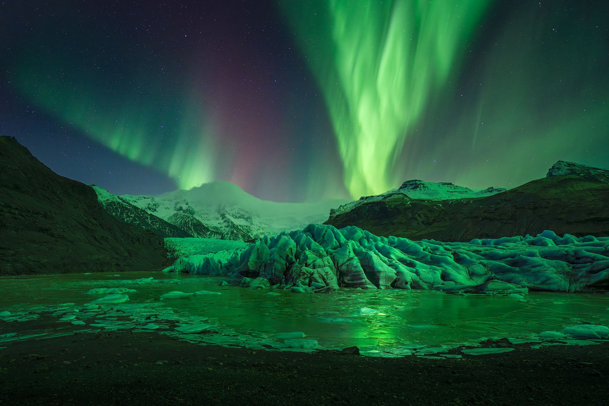 Norrsken dansar över Vatnajokull-glaciären på sydöstra Island och lyser upp det frusna landskapet.