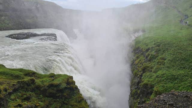 観光もリラックスも両方欲しい!ゴールデンサークル、ケリズ火口湖、スカイラグーンをめぐる少人数10時間ツアー|レイキャビク発