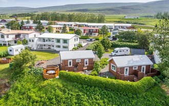 North-Inn Guesthouse and Cabin features two cabins and a four-bedroom building.