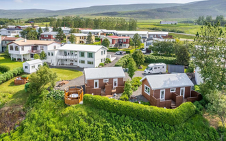 North-Inn Guesthouse and Cabin features two cabins and a four-bedroom building.