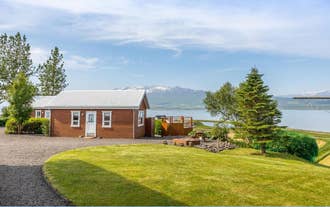One of the cabins feature an outdoor jacuzzi.