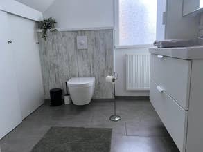 Baño moderno con inodoro suspendido en M116 Historic Akureyri Apartments.