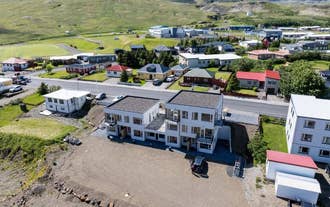 A view of Hafnir Apartment and other buildings in Grundarfjordur.