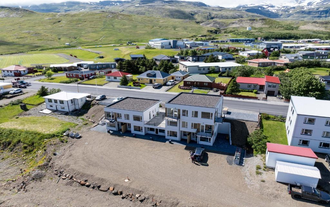 Vista de Hafnir Apartment y otros edificios en Grundarfjordur.