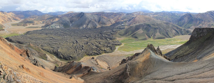 Vista panorámica de las montañas de riolita Sudurnámur en las tierras altas de Islandia, mostrando laderas volcánicas coloridas y terreno escarpado para senderismo Vista panorámica de las montañas de riolita Sudurnámur en las tierras altas de Islandia, mostrando laderas volcánicas coloridas y terreno escarpado para senderismo