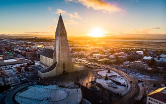 Hallgrimskirkja church in Reykjavik at sunset, a landmark near many central hotels served by private airport transfers.