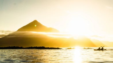 Een majestueus uitzicht bij zonsondergang op de berg Bulandstindur vanaf de Berufjordur-fjord.