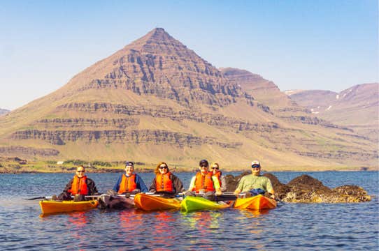 Ontspannende Kajaktocht van 2 Uur door de Oostfjorden vanuit Djupivogur