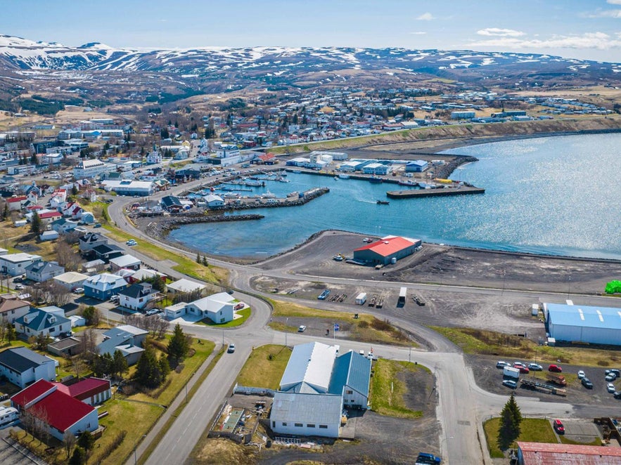 フーサヴィークの美しい町にあるHusavik Cape Hotel