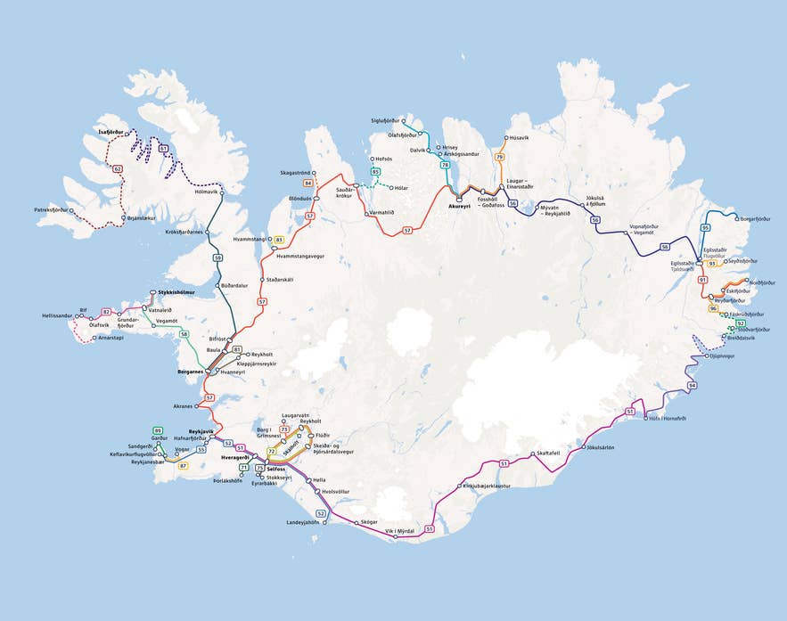 レイキャビクやリングロードを含む主要道路・バス路線の地図。公共・民間交通の全体像。