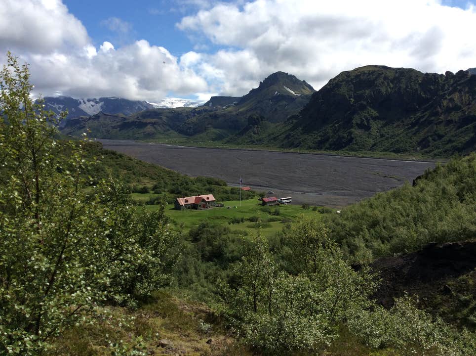 Luftfoto af busstoppestedet og basecampen i Thorsmörk-dalen.