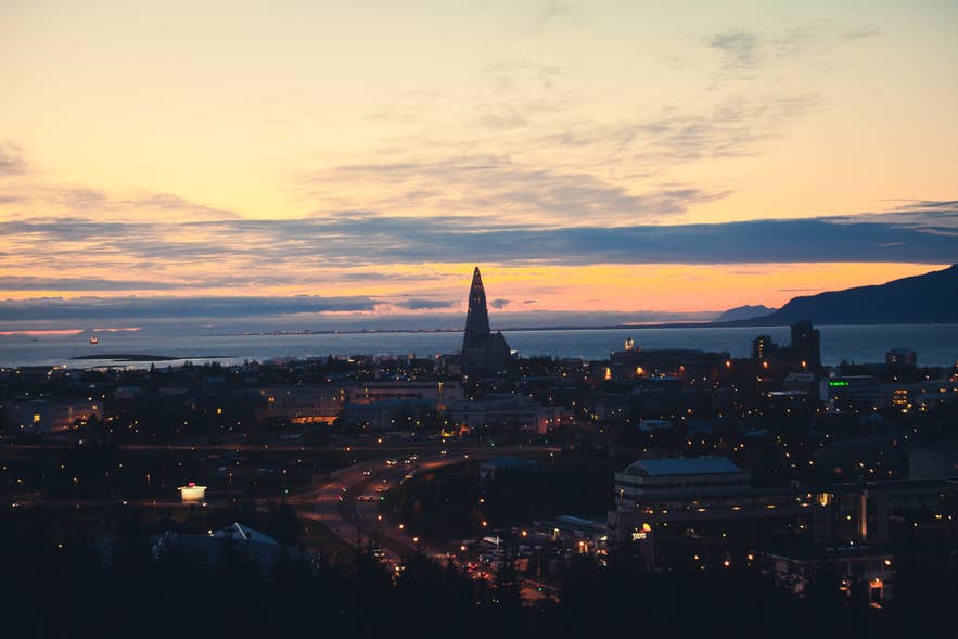 Prachtig panoramisch nachtzicht op Reykjavik