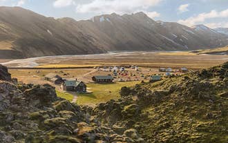 Bjælkehytterne i det landlige Landmannalaugar i det islandske højland.