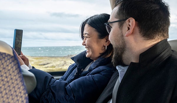 At booke en lufthavnstransfer er en nem måde at komme fra lufthavnen til Reykjavíks centrum på.