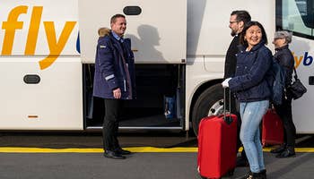 Edullinen Flybus-kuljetus Keflavíkin lentoasemalta Reykjavíkin keskustan BSÍ-bussiterminaalille