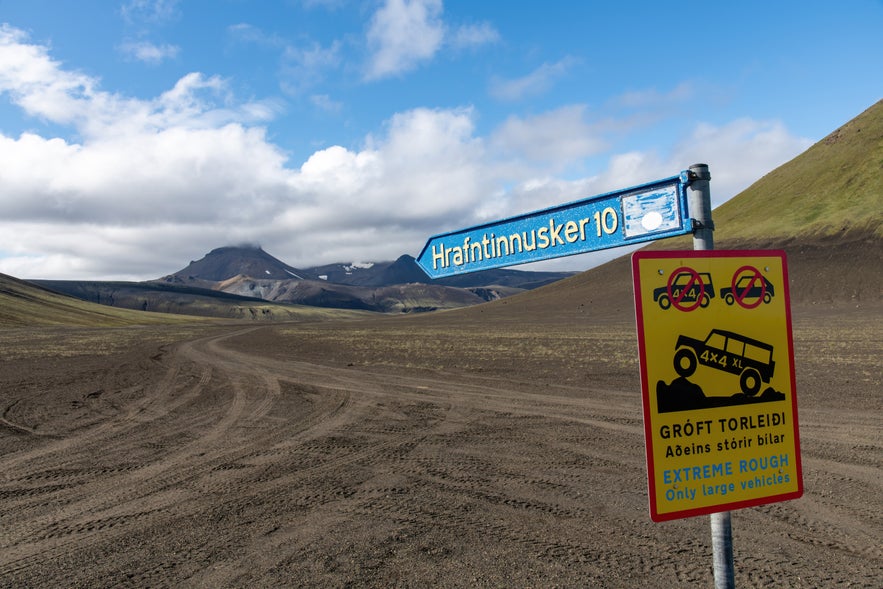A road sign pointing to Hrafntinnusker Mountain Peak.