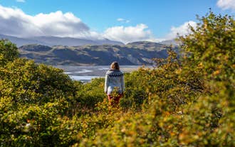 En eventyrer fotograferet i en skov i Thorsmörk i Island.