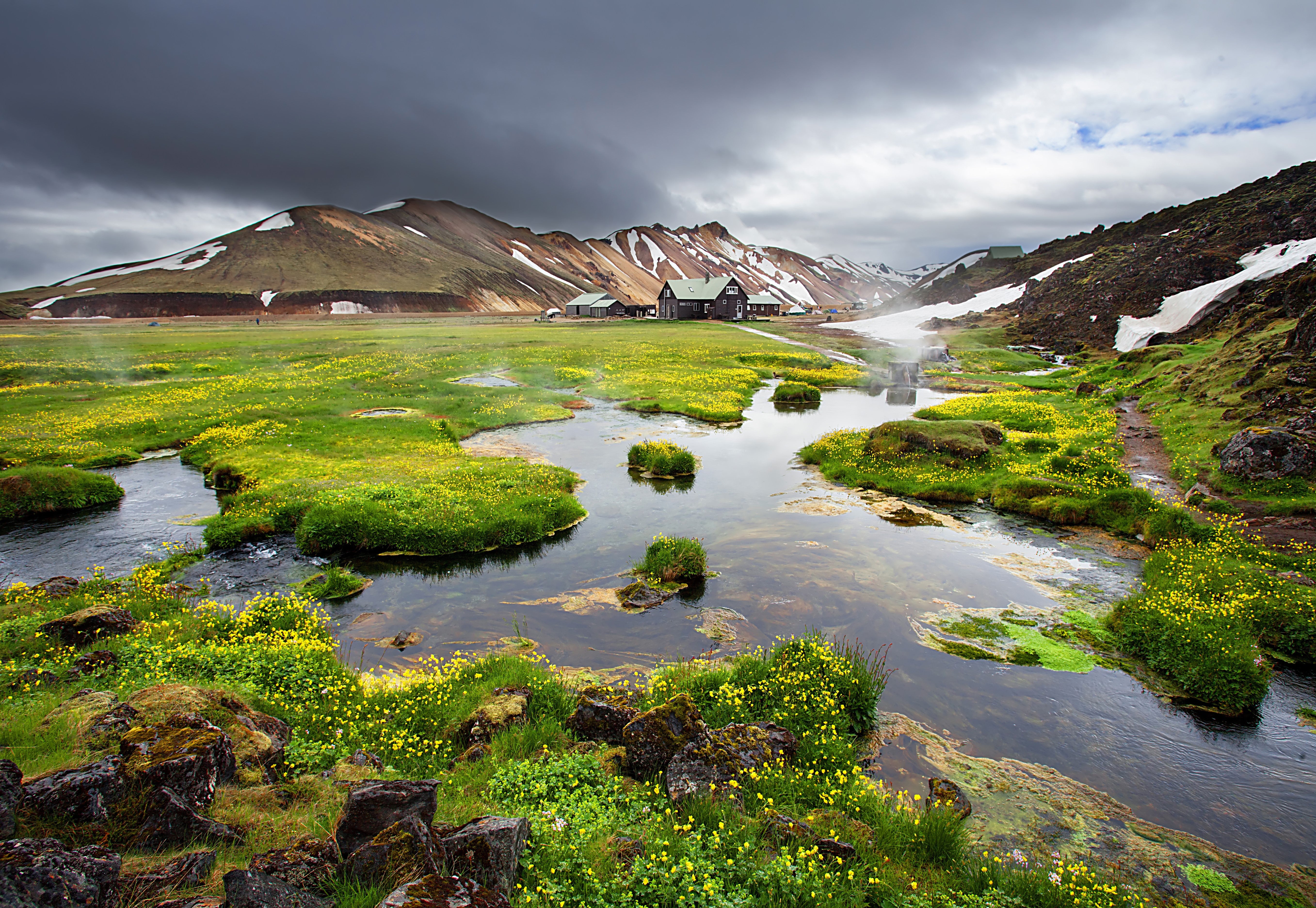 Landmannalaugar i Islands højland er kendt for varme kilder og bjerge.