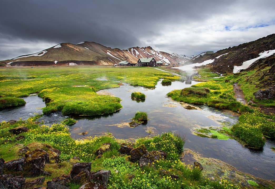 Landmannalaugar i Islands højland er kendt for varme kilder og bjerge.