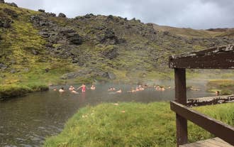 Besøgende i Landmannalaugar nyder et bad i en varm kilde om sommeren i Island.