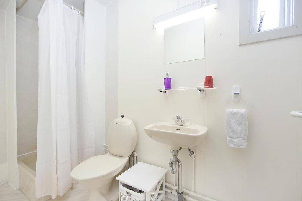 Hotel Hjardarbol has clean bathrooms.