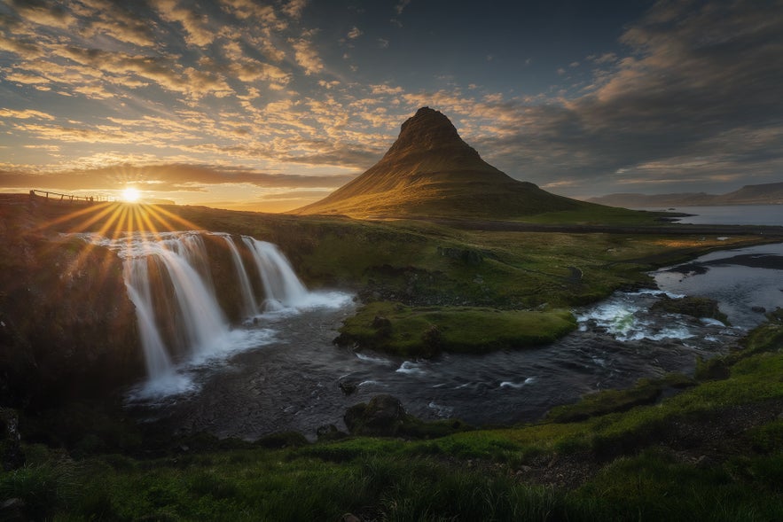 Kirkjufell-bjerget i midnatssolen, sommer i Island Kirkjufell-bjerget i midnatssolen, sommer i Island