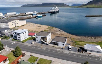 Hafnirはスナイフェルスネス半島のグルンダルフィヨルズル港沿いに位置しています