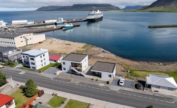 하프니르는 스나이펠스네스 반도 그룬다르피요르두르 항구 옆에 위치해 있습니다.