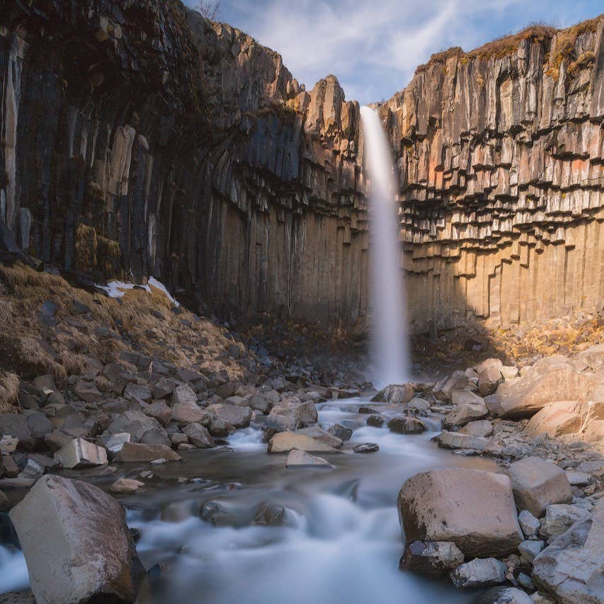น้ำตกสวาร์ติฟอสส์ (Svartifoss) ที่มีเสาหินบะซอลต์อันเป็นเอกลักษณ์ในประเทศไอซ์แลนด์