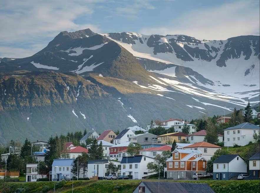 La ville de Siglufjordur est entourée de montagnes impressionnantes sur la péninsule de Trollaskagi, dans le nord de l’Islande