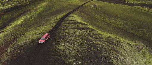 Aboard a comfortable super jeep, you will explore the diverse landscapes of the Highlands of Iceland.