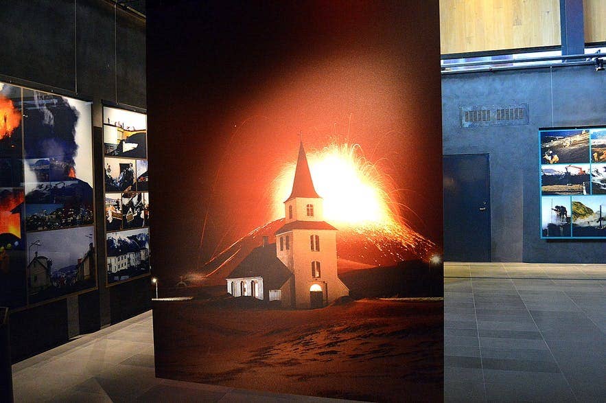 Eldheimar博物馆内部展览，展示赫马岛1973年火山喷发的相关内容，展品视觉效果引人入胜。