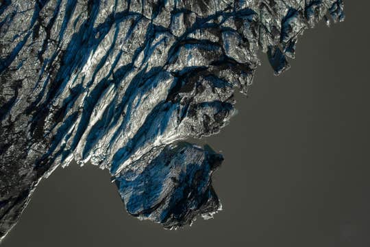 French-Guided Private South Coast Tour with Waterfalls, Glacier, & Black Sand Beaches