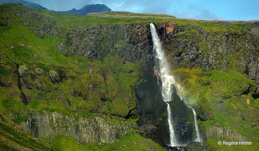 L'acqua della cascata Bjarnarfoss che scende attraverso i basalti neri. 