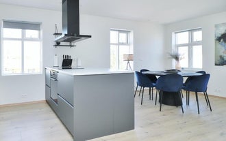 北アイスランドのG7 Akureyri Central Apartments、スタイリッシュなキッチンアイランドとダイニングテーブル