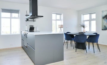 北アイスランドのG7 Akureyri Central Apartments、スタイリッシュなキッチンアイランドとダイニングテーブル