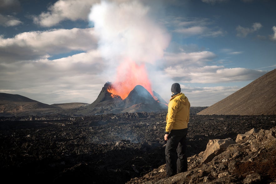 旅行者观赏法格拉达尔火山爆发