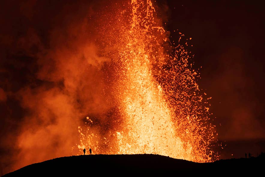 法格拉达尔山火山在梅拉达利尔山谷喷涌出熔岩