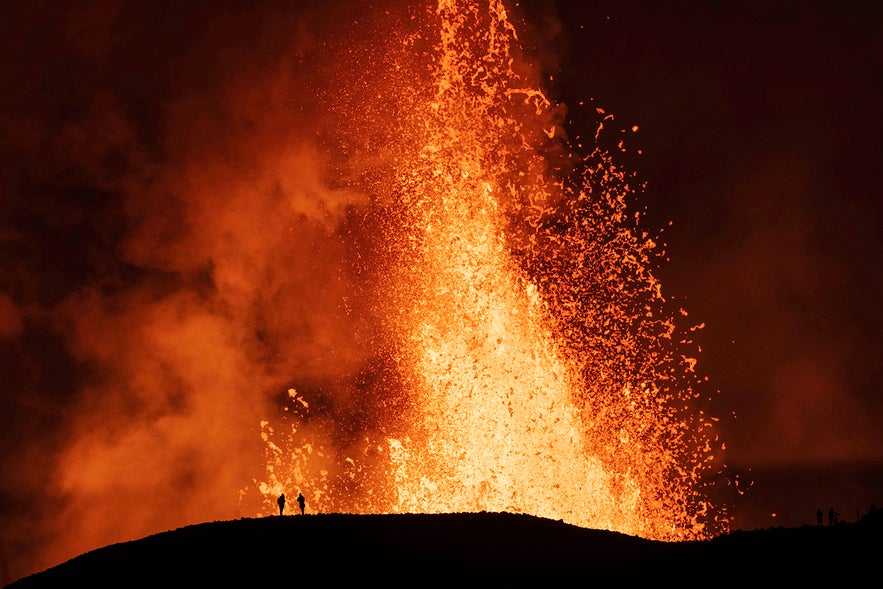 Lava brotando del volcán Fagradalsfjall, en el valle de Meradalir