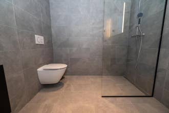 Nowoczesna łazienka z prysznicem typu walk-in w S10 Stylish Apartment in Akureyri.