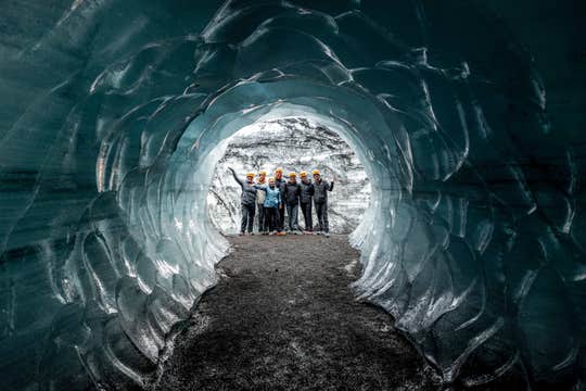 เดย์ทริปไฮกิ้งบนธารน้ำแข็งและสำรวจถ้ำน้ำแข็งคัทลาจากเรคยาวิก