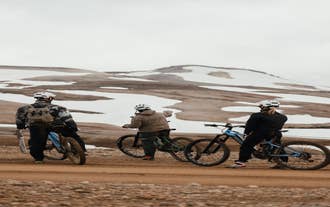 Groupe de cyclistes lors d'une excursion en VTT électrique découvrant le paysage dans les Hautes Terres pittoresques de Kerlingarfjoll, Islande.