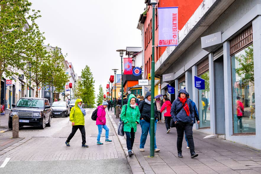 Voetgangers lopen door de straat Bankastraeti langs winkels, bars en uitgaansgelegenheden
