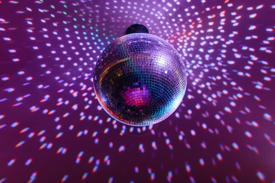 Gloeiende discobal die het bruisende en compacte nachtclubleven van Reykjavik symboliseert.
