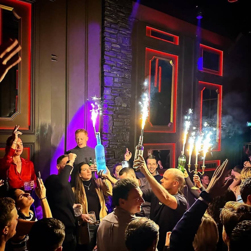 Publiek in nachtclub HAX aan Hverfisgata in Reykjavik, met sterretjes en flessendienst.
