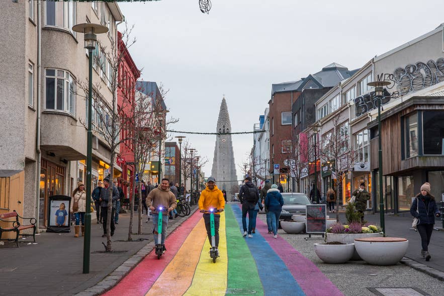 Met regenboogkleuren beschilderd zebrapad aan de Laugavegur, als symbool voor de inclusieve LGBTQIA+-cultuur van Reykjavik.