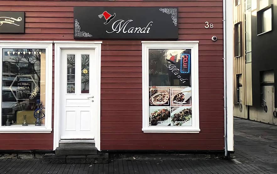 Exterieur van het Midden-Oosterse restaurant Mandi bij het Ingolfstorg-plein in het centrum van Reykjavik.